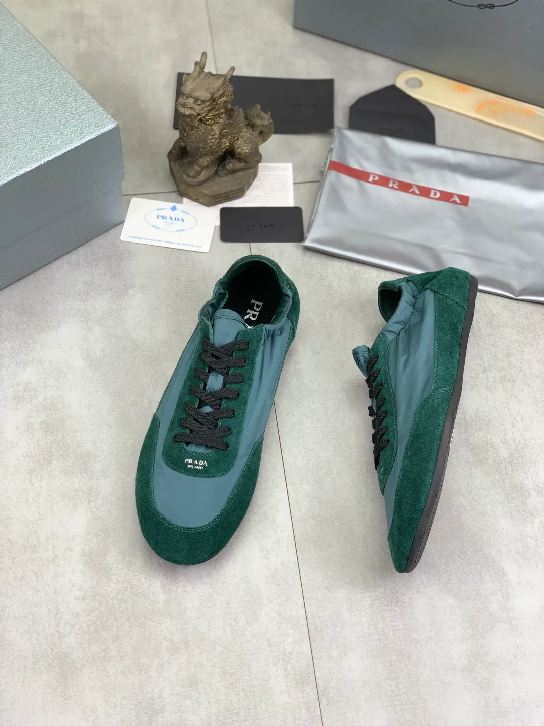 Men's shoes 💰P500💰【New style】hot style is on the official website, 🆘 Trendy brand (Prada) mainly promotes hot style, avant-garde and versatile fashion men's shoes private version mold opening, cowhide surface splicing 1:1 replica... fashionable and simple, original imported cowhide lining cowhide feet; the atmosphere and personality are more fashionable, eye-catching and pursuing class. It will subvert the old idea and be a must-have for fashion trendsetters with you! Must keep it for yourself! Tall and comfortable, large and low, high-end quality workmanship. Size: 38-44; 6️⃣colors available.
